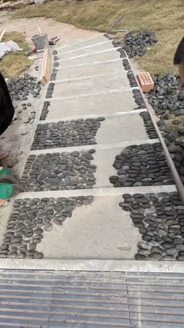 记录花园小路铺贴鹅卵石