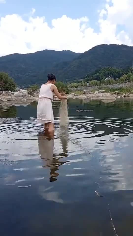 熊孩子的日常河里的野生溪鱼,我们这叫麻鱼棍子,你们那叫什么名,长不大的