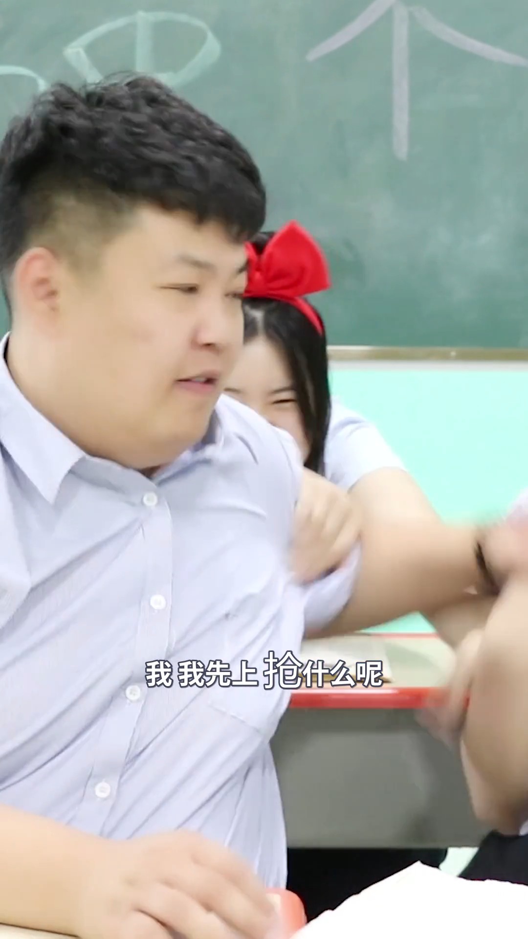 #搞笑段子#挑战“姜太公钓鱼吃鸡爪”，俩女同学互帮互助轻松吃到！太逗了