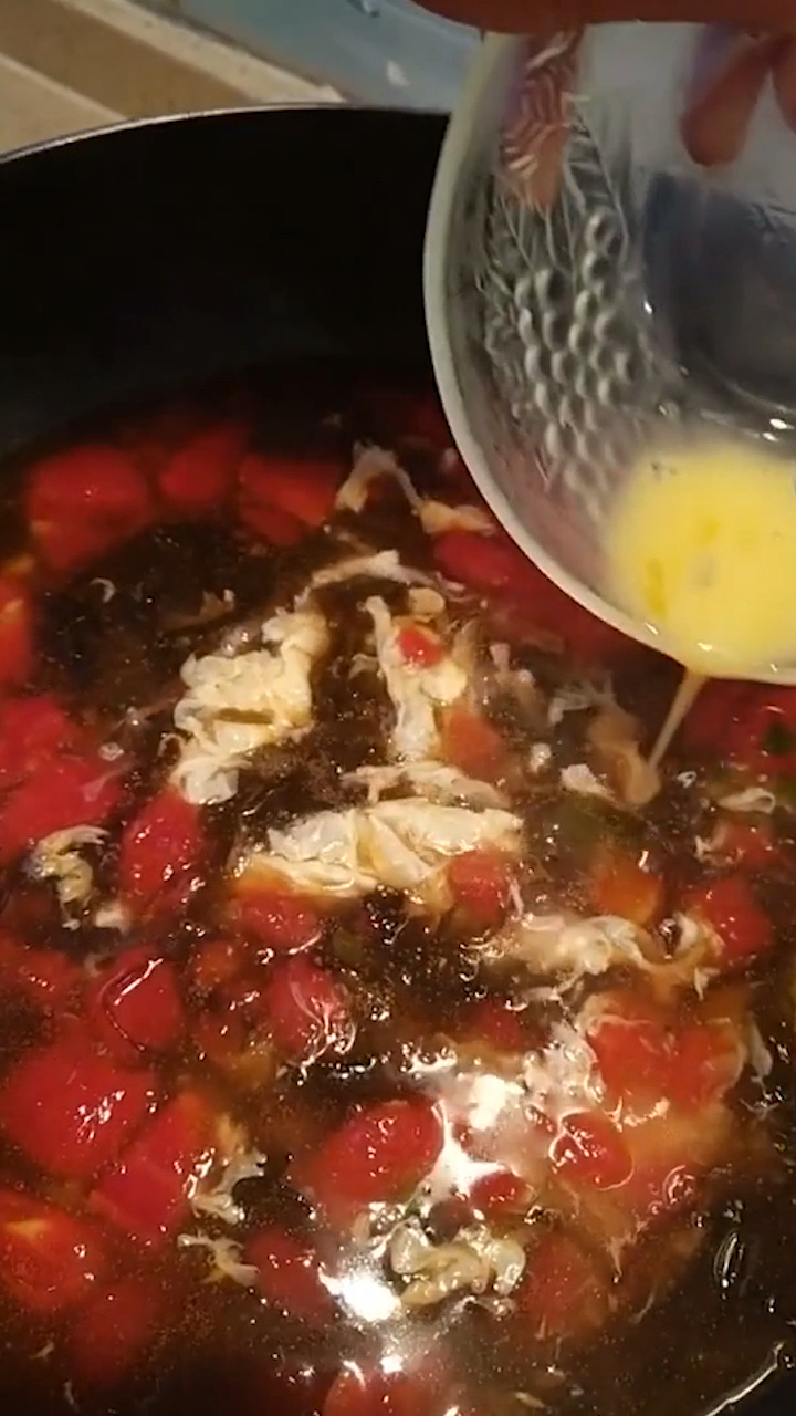 西红柿鸡蛋汤的正确做法,加点紫菜味道更美!