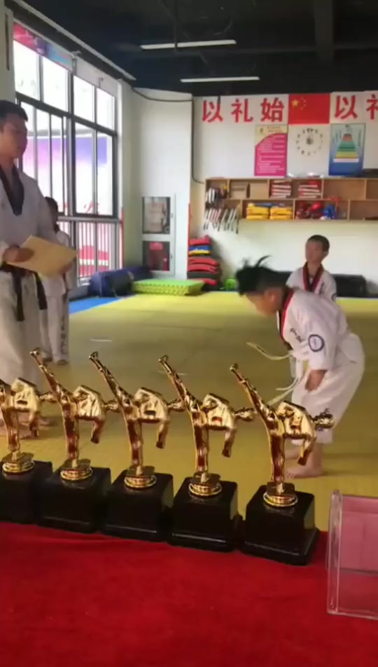 #搞笑段子#教练手中拿的东西,我们快递定义为易碎品,得小心点拿