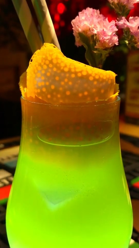 威士忌,水果调制的鸡尾酒:绿洲