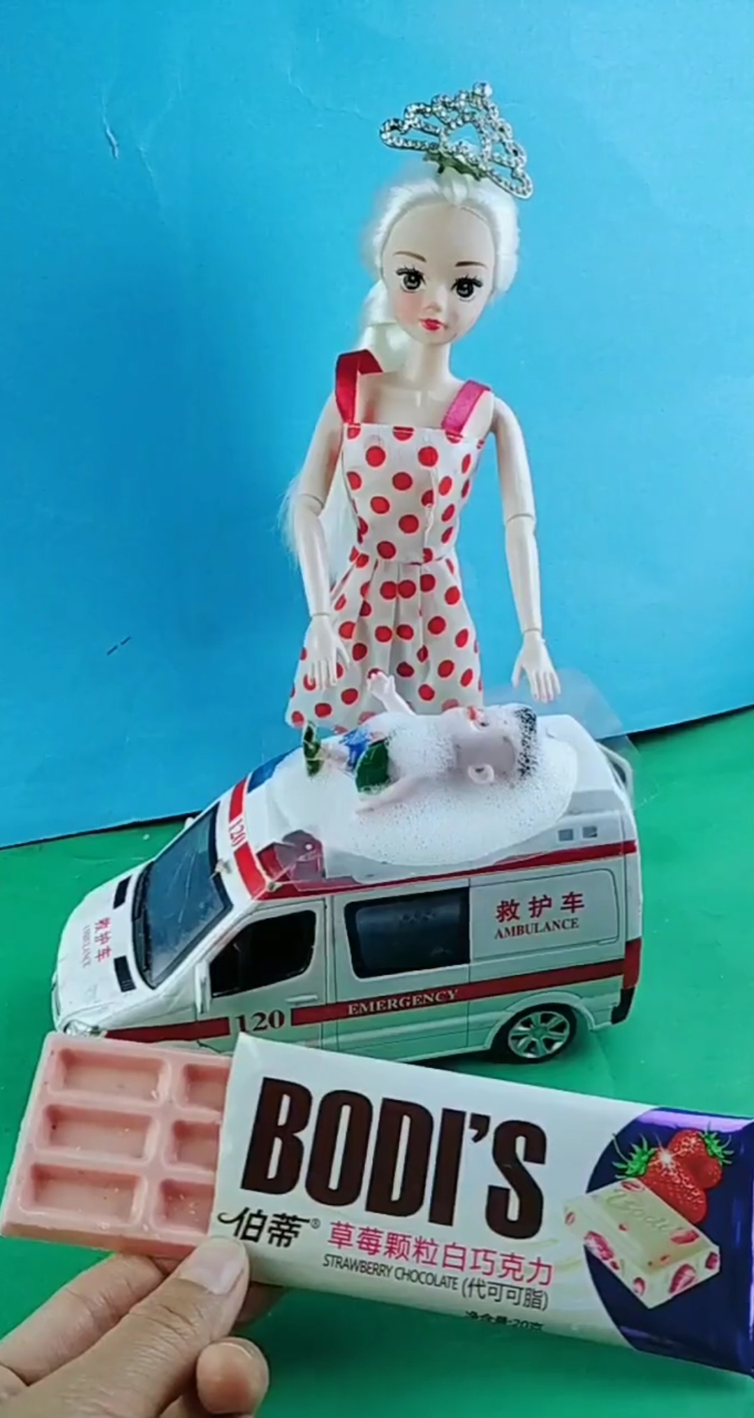 伯蒂草莓颗粒白巧克