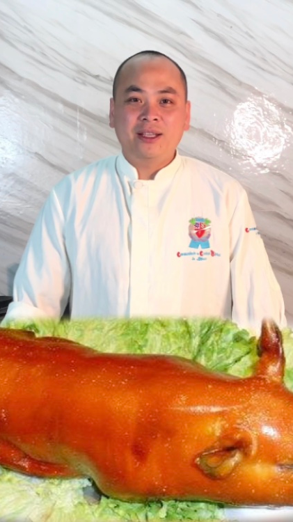 #美食#大厨分享一道“脆皮烤乳猪”制作教程,色泽红亮皮脆肉香,收藏吧