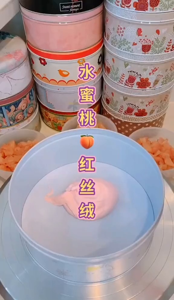 水蜜桃红丝绒千层蛋糕