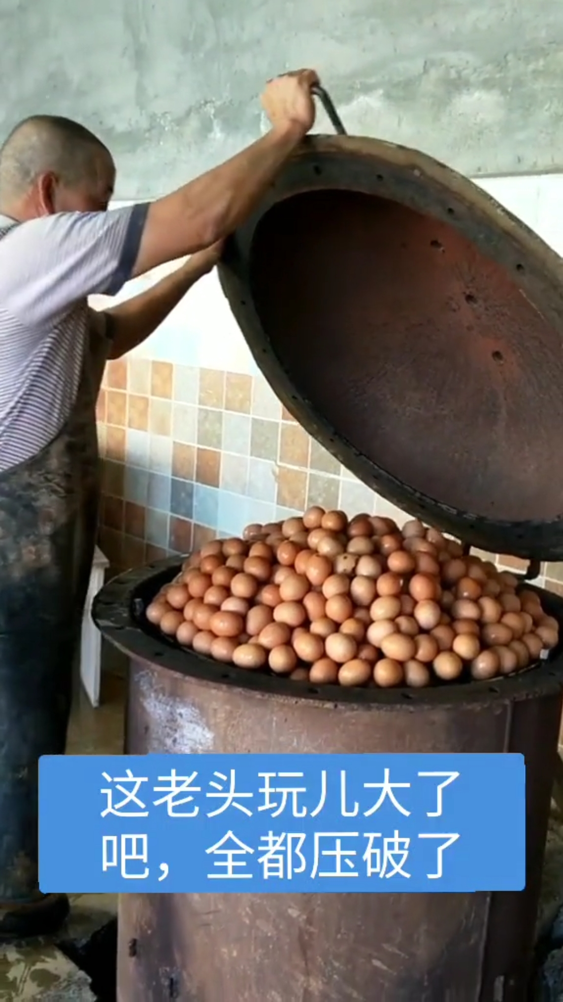 这一大锅的鸡蛋确实被压坏了