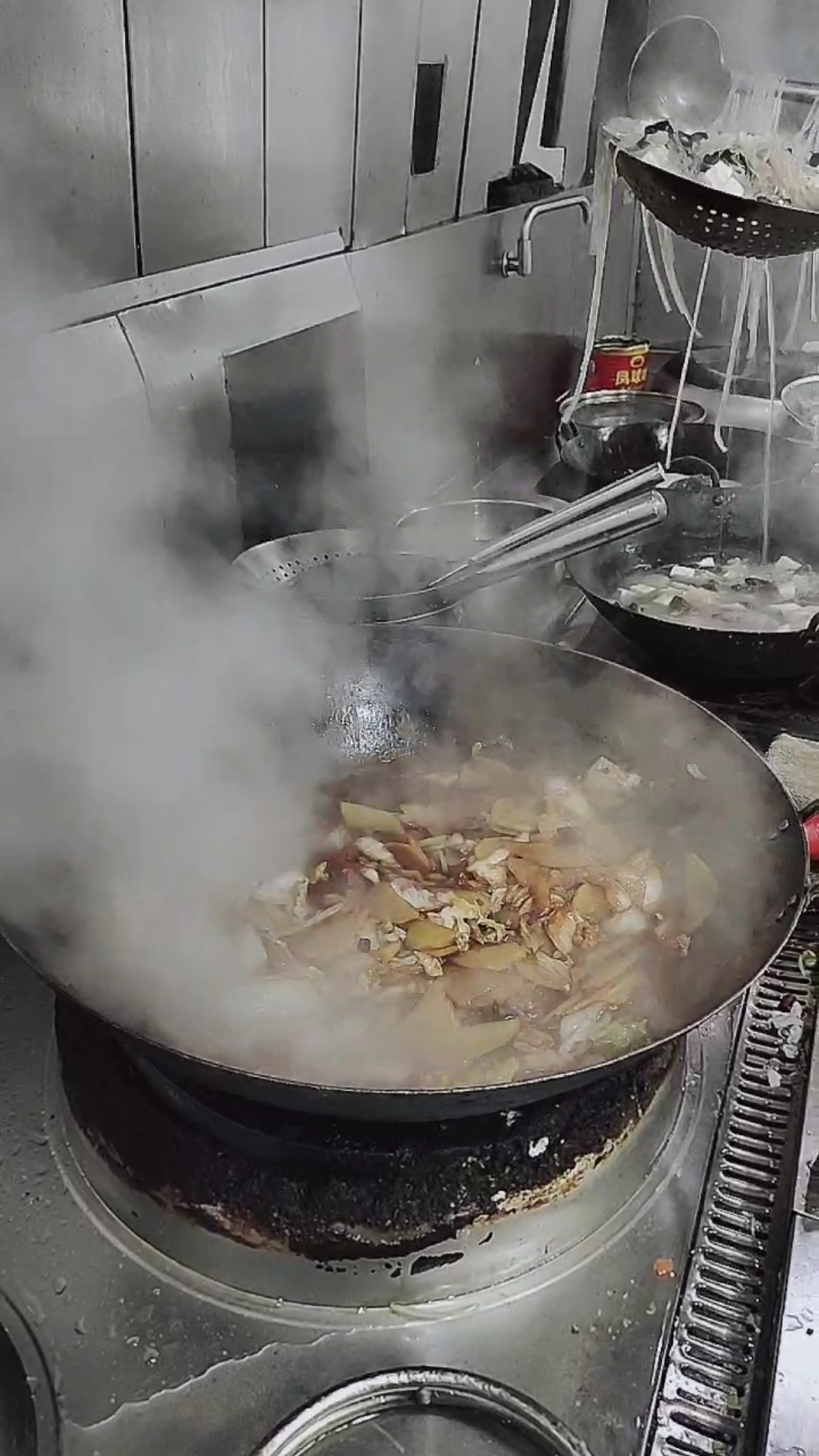 土豆白菜豆腐粉条,炖了一锅。