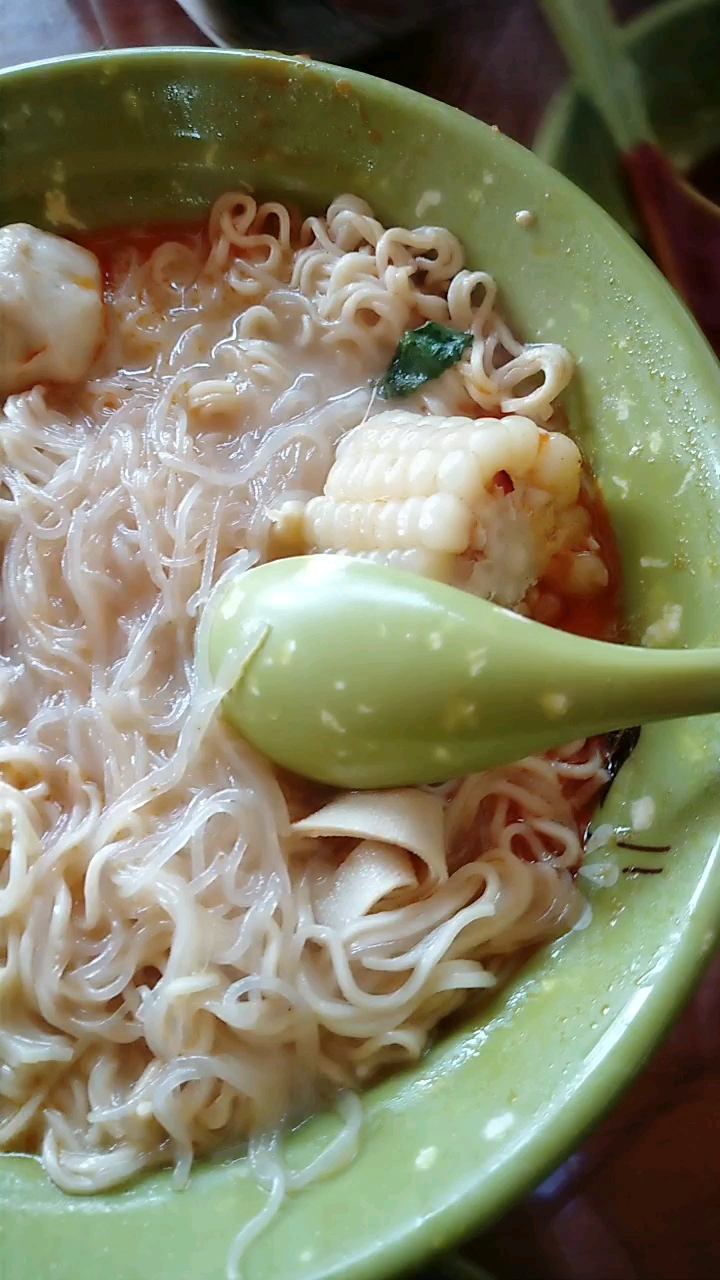 吃麻辣烫