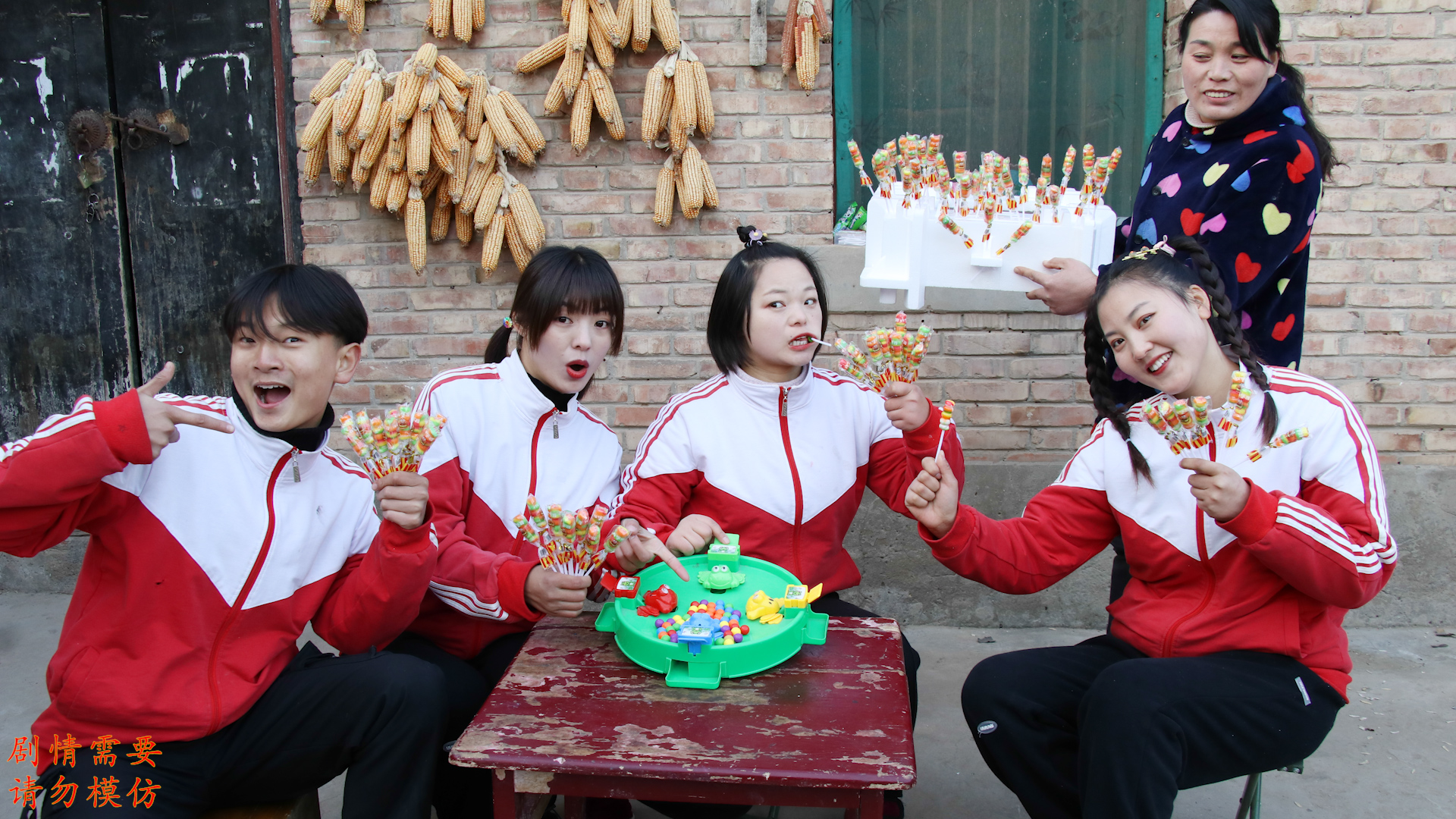 短剧:小伙伴们一起玩青蛙吃豆,用游戏豆来兑换汉堡糖,真好玩