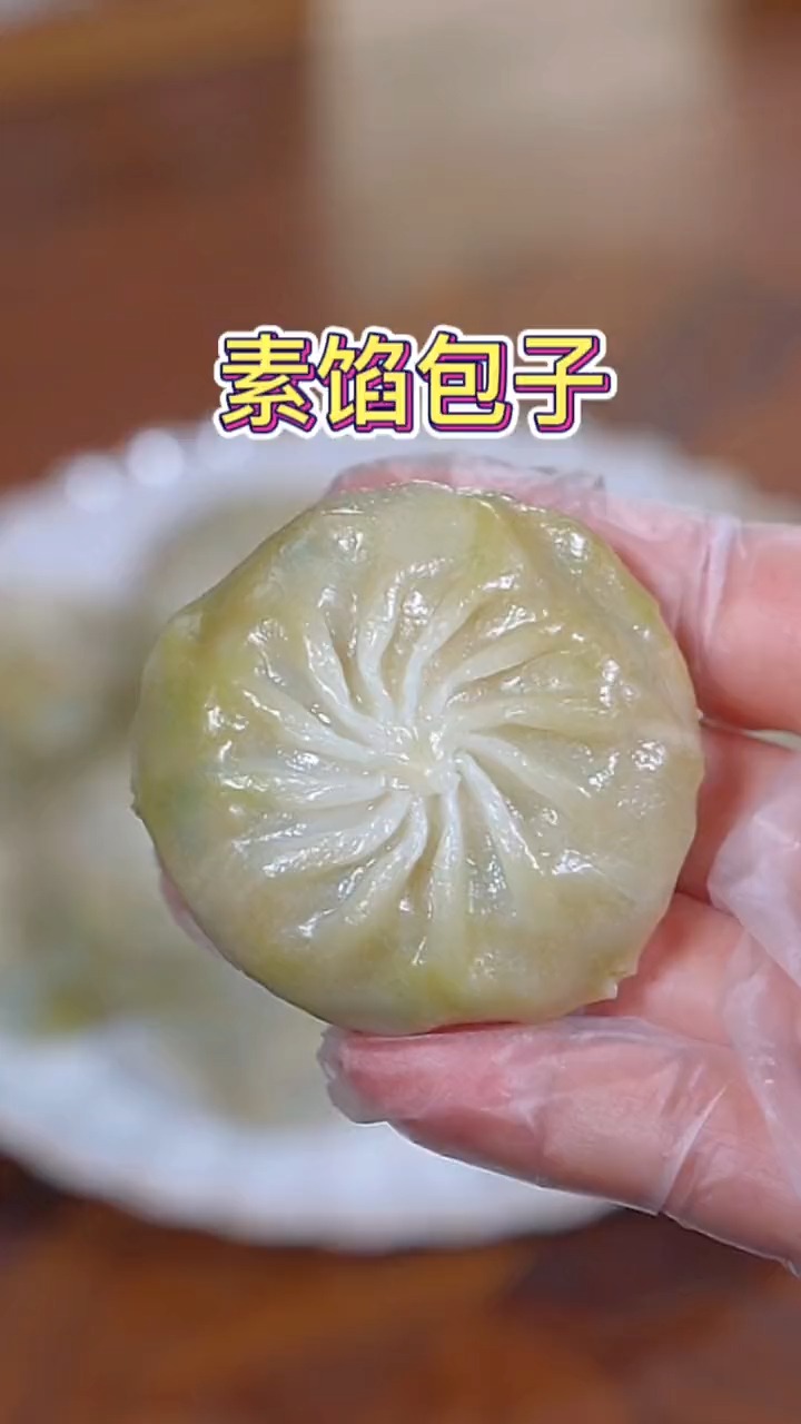 #美食#素素馅的簿包包子,只要上锅蒸几分钟就可以了。