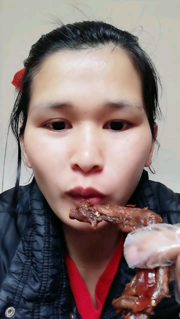 麻辣鸭爪,一盒就剩两个了,嘴都麻了