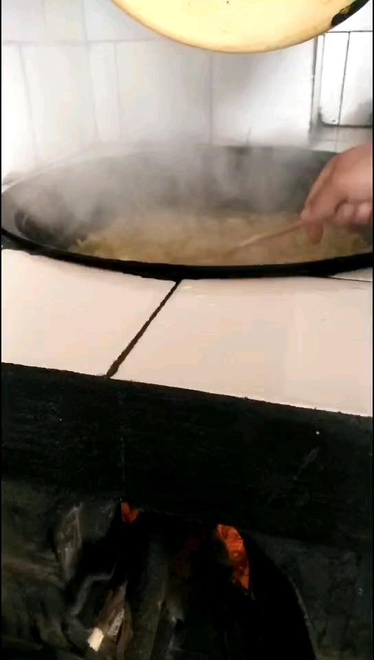 拨鱼鱼吃。好吃,就是有些麻烦事儿。