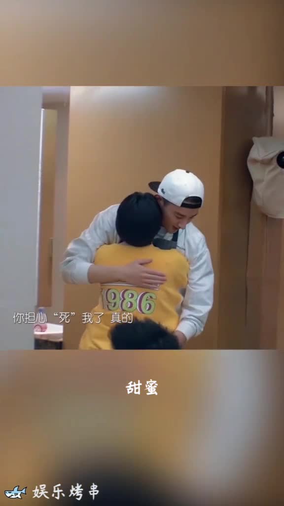 甜蜜小两口,于小彤为陈小纭脱鞋,标准情话:一生两人三餐四季