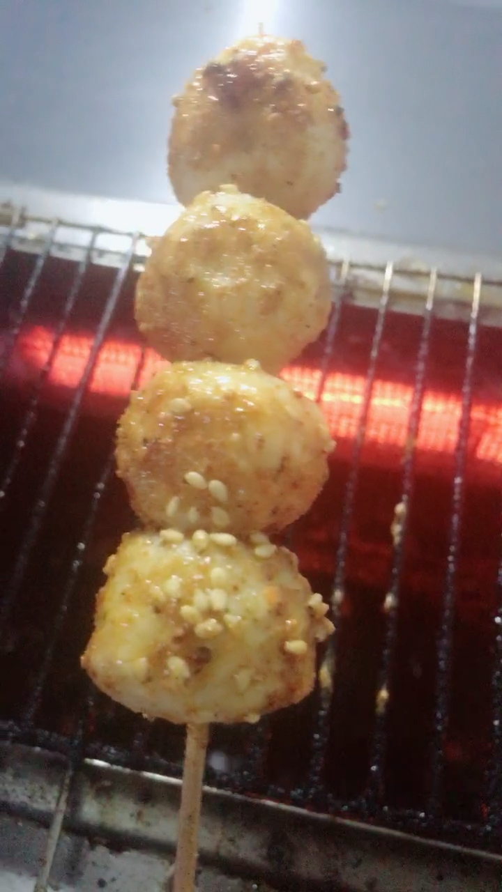 烧烤美食推荐,烤鱼丸,关注我,关注全民小视频,谢谢。