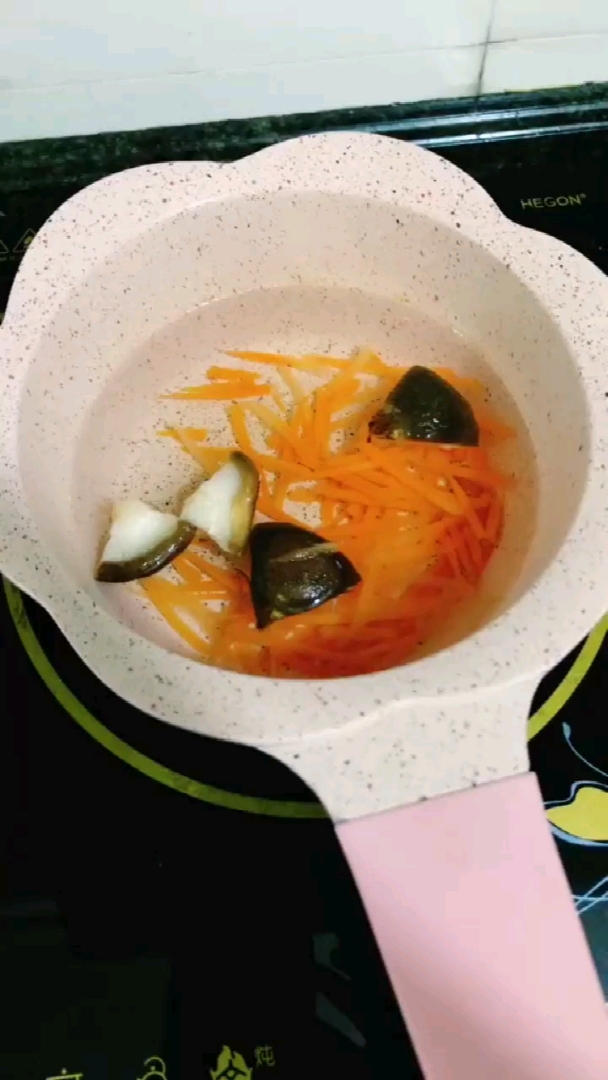 #黑暗料理之王#香菇油菜粥,香菇胡萝卜切碎,倒入提前熬好的大米粥里煮熟,最后再倒入油菜,即
