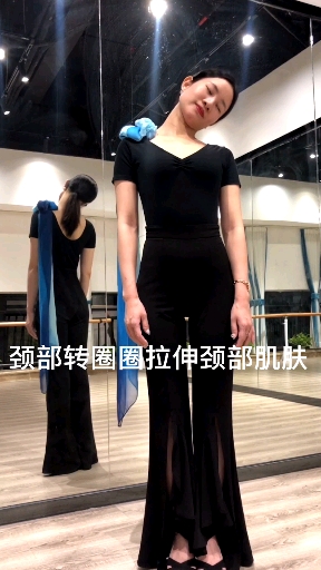 #气质美女#两手相扣大拇指立起来;从下巴下方往上轻轻抬;可以达到瘦脸练习出天鹅颈