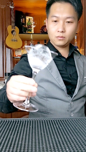 #调酒师#红粉佳人,鸡尾酒界中的代表作品,很多人接触鸡尾酒就是从红粉佳人开始的