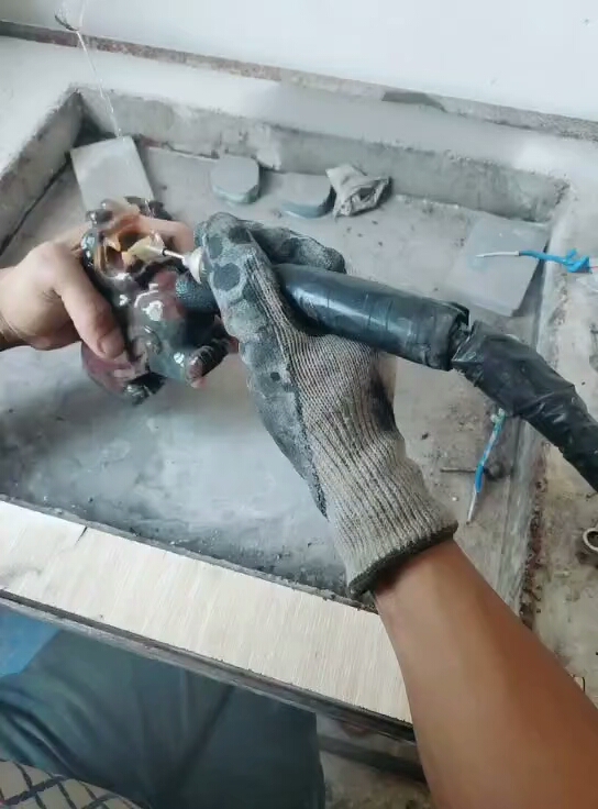 桂林鸡血玉貔恘纯手工雕刻中,