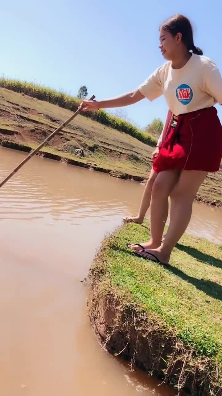缅甸的农家妹子干活很勤快,每天都在地里抓鱼,看着很是辛苦!