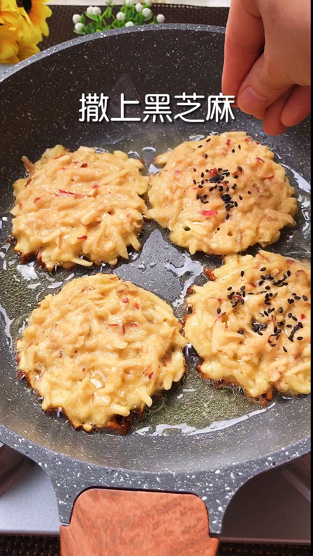#隔离病毒不隔离爱#在家闲的慌,做个苹果鸡蛋饼,清甜中带着酥脆,助消化