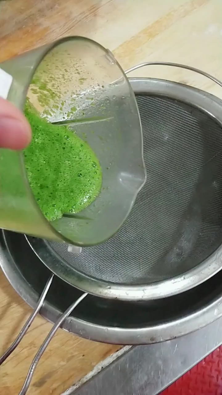 菠菜汁配方,菠菜3两,清水6两,放榨汁机榨汁即可,然后一斤面