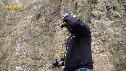 峡谷崖壁钓鱼,探钓名贵野生虹鳟鱼,它的拉力太大把鱼钩都拉直了