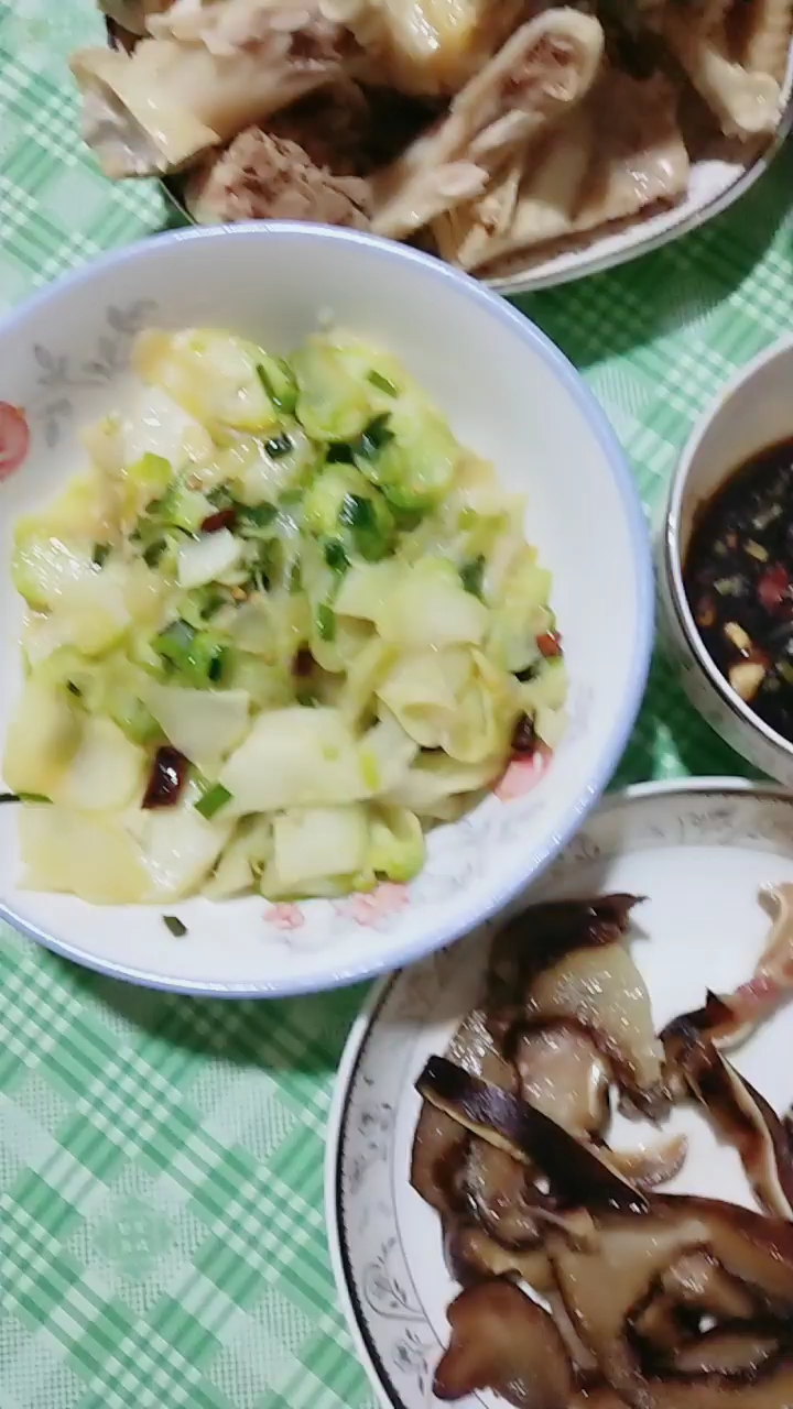 #过年你家吃什么#自制盐水鸡,刀功好,一块有2俩,害我不知如何下口