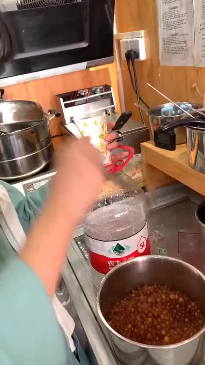 这么一大桶奶茶,小伙太幸福了,绝对是海量啊!