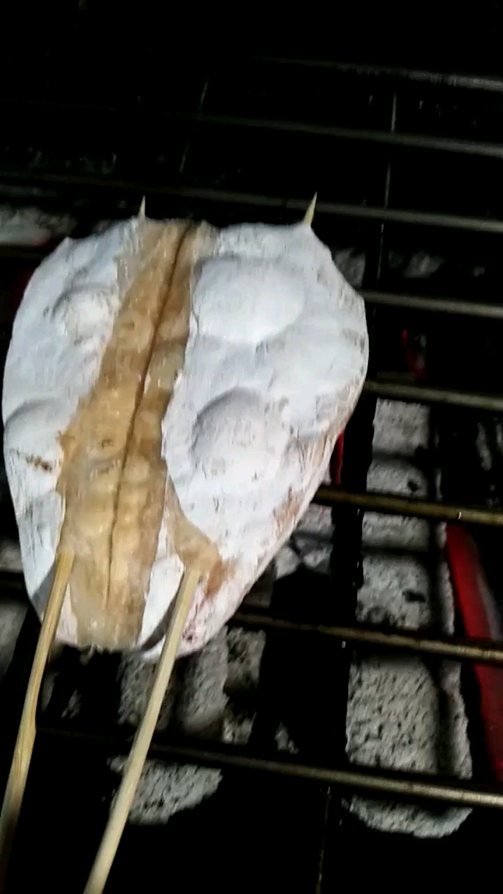 手撕鱿鱼烤成这样就差不多了!不能烤太久,烤久了就会很柴,就不好吃了!