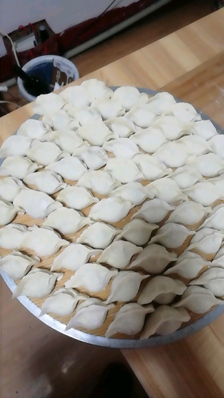 百八十个饺子插缝摆法,美观省事。