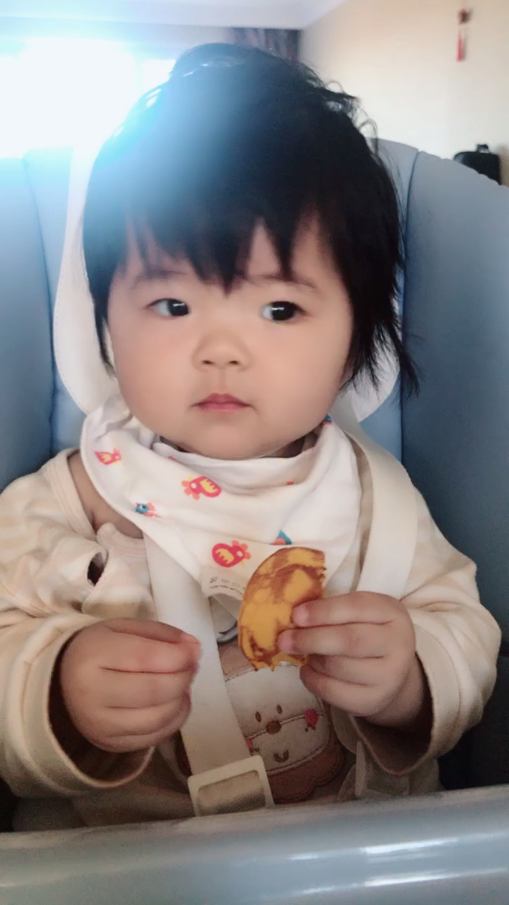 #表情大比拼#吃南瓜饼的小孩儿最可爱