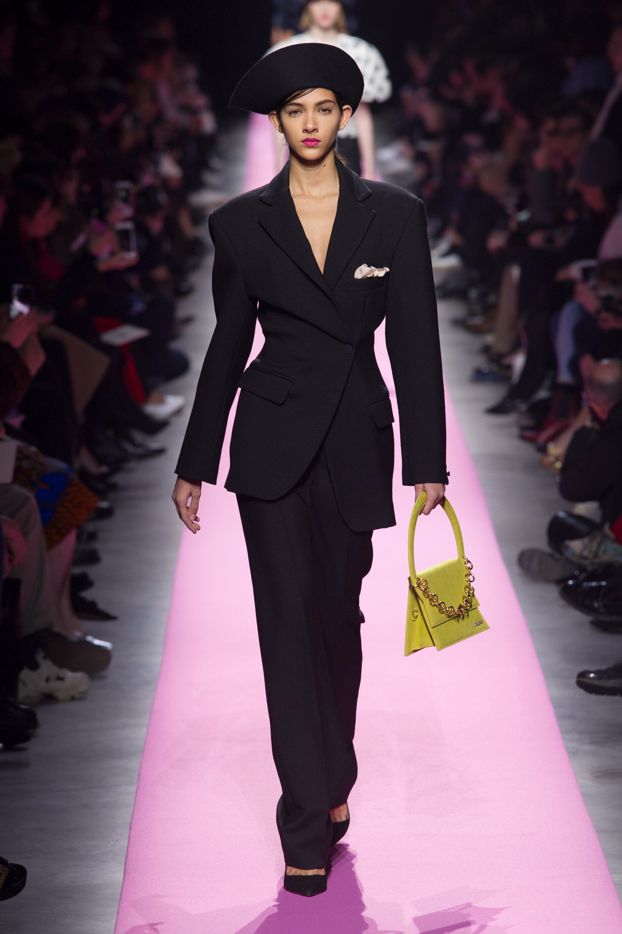 她身穿这件加长款的风衣,腰部进行了特殊设计,显得更加迷人