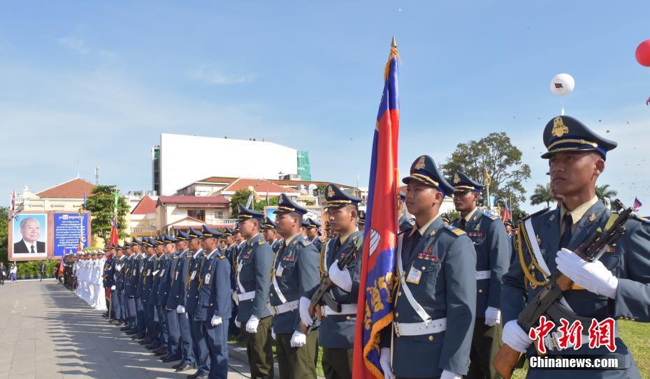 柬埔寨金边举行盛大"独立日"庆典阅兵