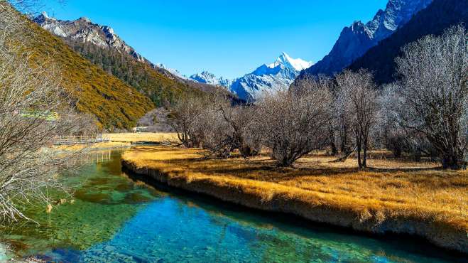 [图]蓝色星球上最后一片净土，航拍四川稻城亚丁夏诺多吉雪山