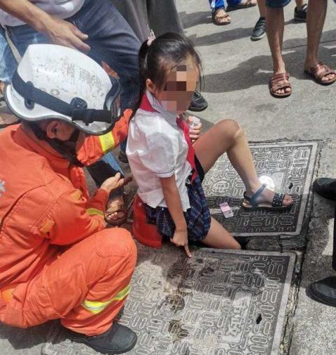 井盖有"坑"!文昌一小女孩右脚被卡,就在学校门口
