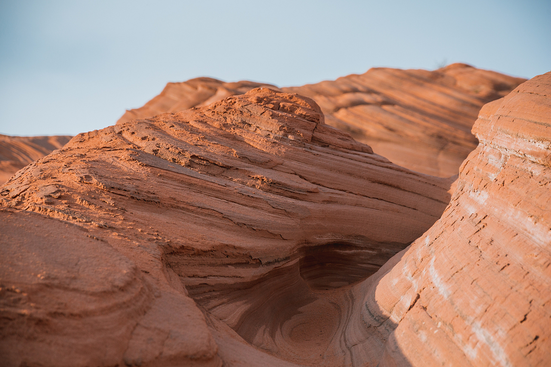 敦煌雅丹地貌群位于中国甘肃省的西北部,由风,雨,冰雪和地下水等自然