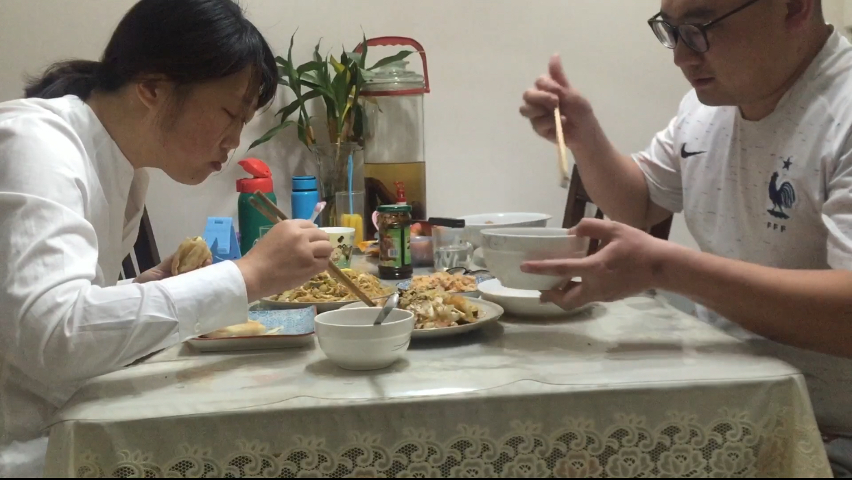 荷包蛋,豆皮黄瓜丝,黑芝麻糊,两口子吃早餐,安静吃饭,真香!