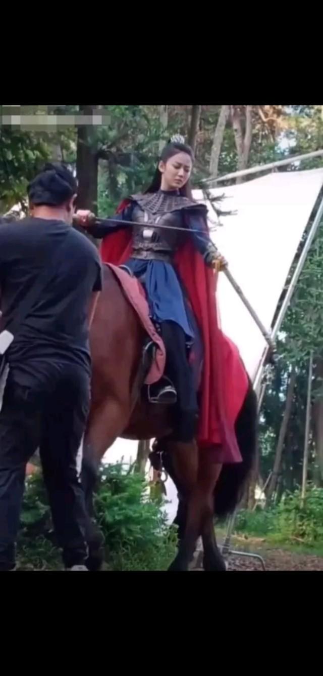 别人拍戏骑马用道具,这个小姑娘却来真的,陈钰琪真敢