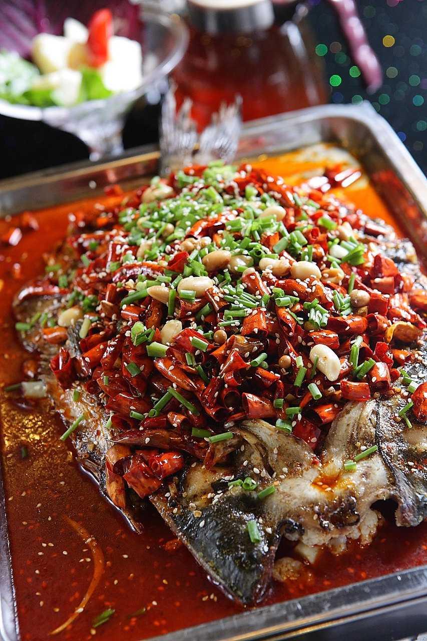 成都麻辣烤鱼科普  成都烤鱼是四川地区的一种特色美食,具有浓郁的