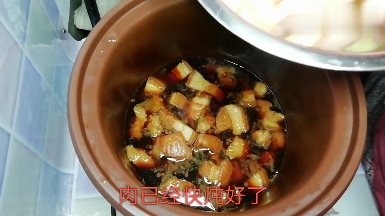 用紫砂锅炖的红烧肉,肥肉入口即化,咸甜适宜,非常美味