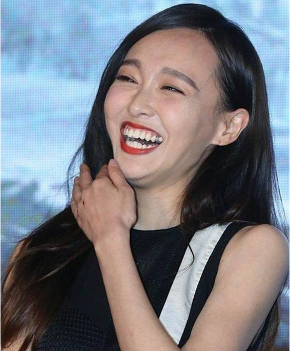 "露齿大笑"的女星,刘亦菲牙龈外翻,杨颖笑成囧,只她无