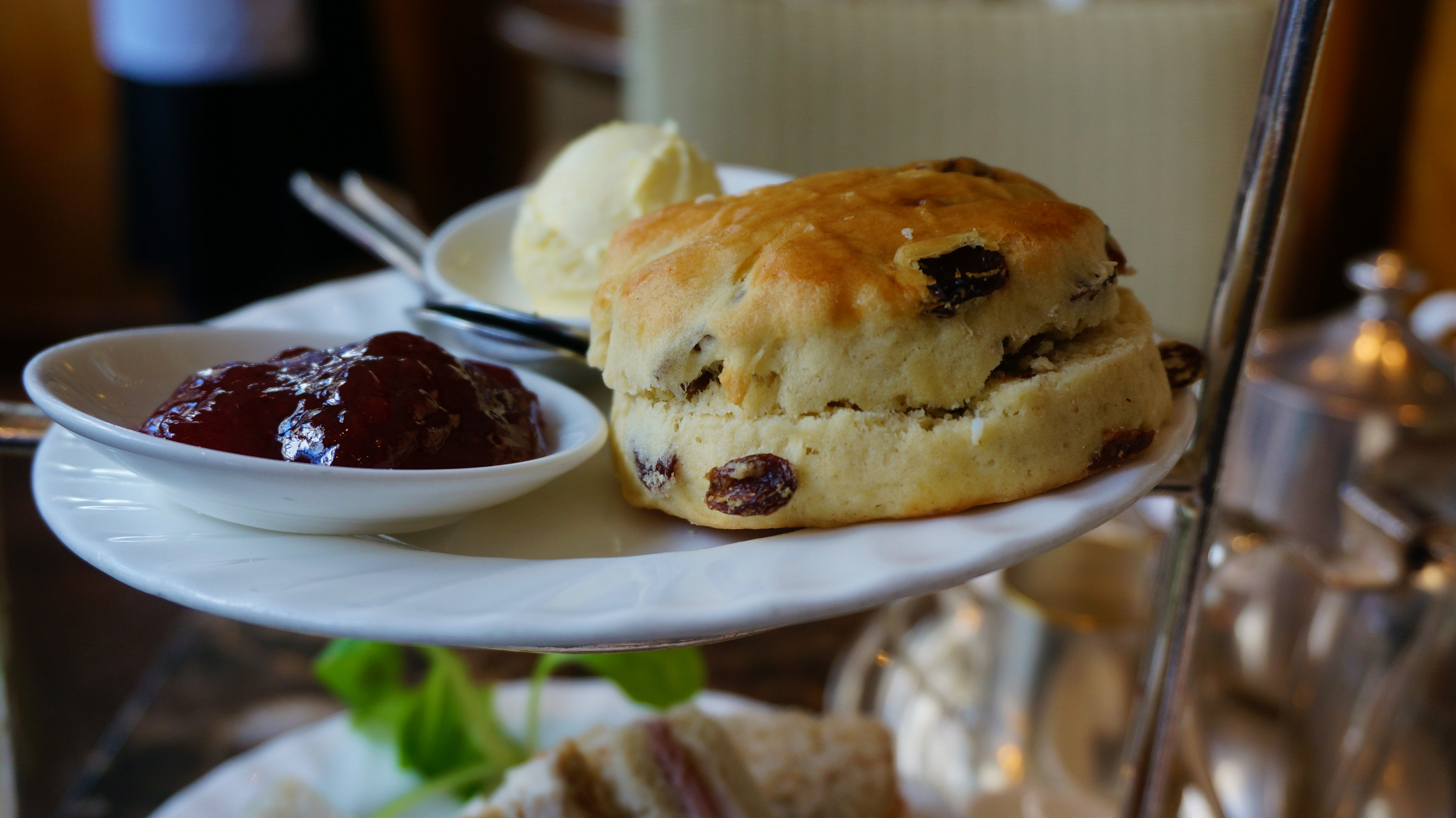 英国贝蒂茶室奇遇记:用鼻孔看人的小鲜肉和会翻白眼的小仙女