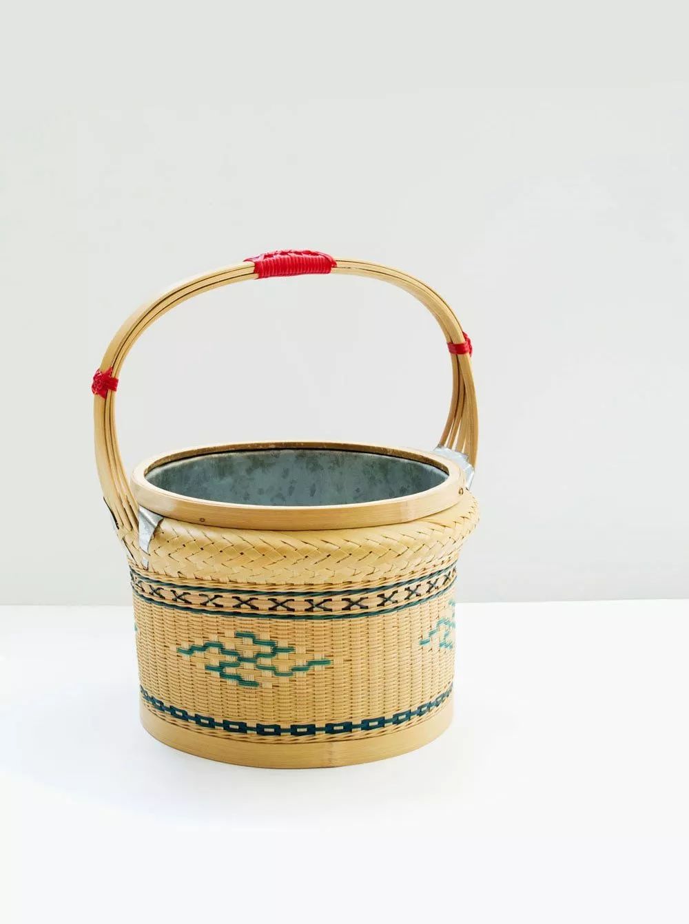 改编都是对竹编匠人的功力和美学积淀的综合考验,不仅仅是简单的临摹