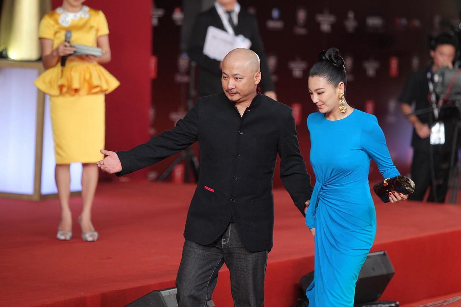 然而,张雨绮并不是余男,王全安只好尽力将张雨绮送回家.