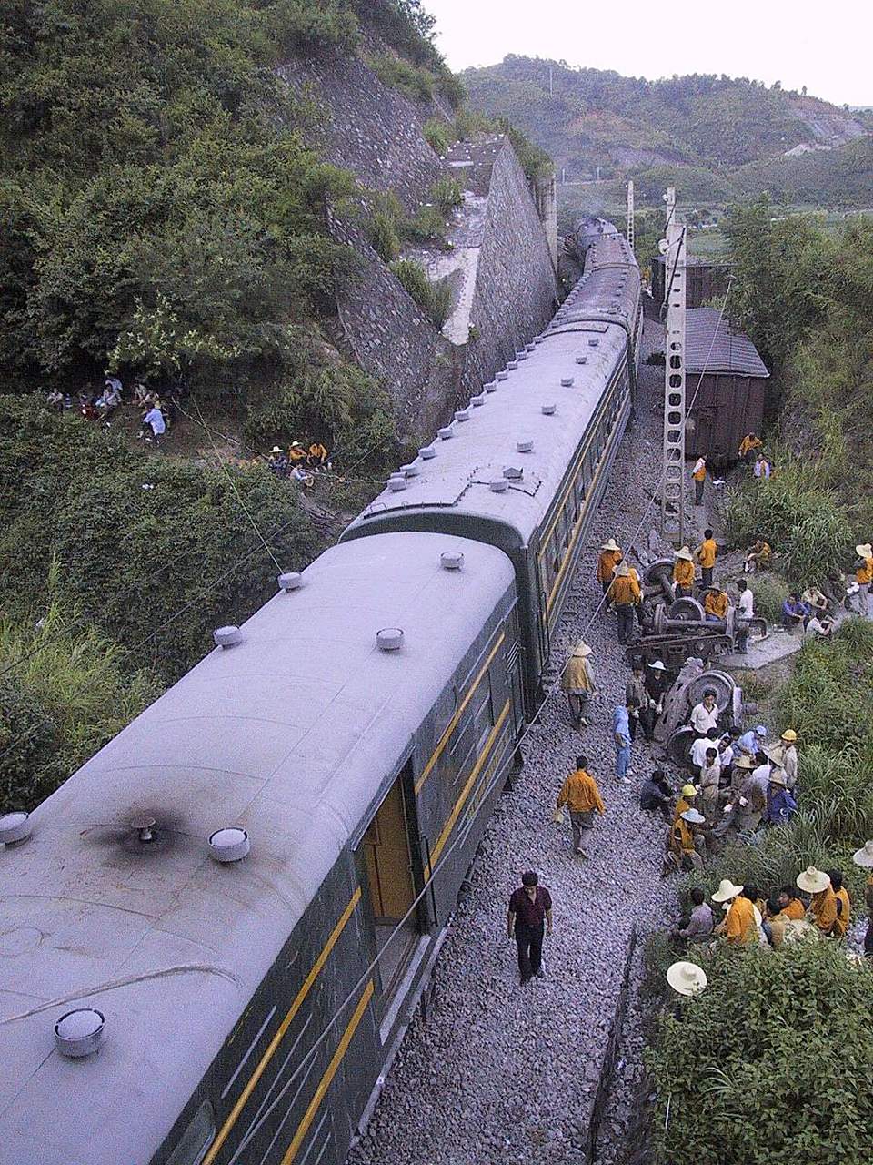 "  近日,山东德州平原县,当地震发生时,该县火车站行车室内,3名铁路