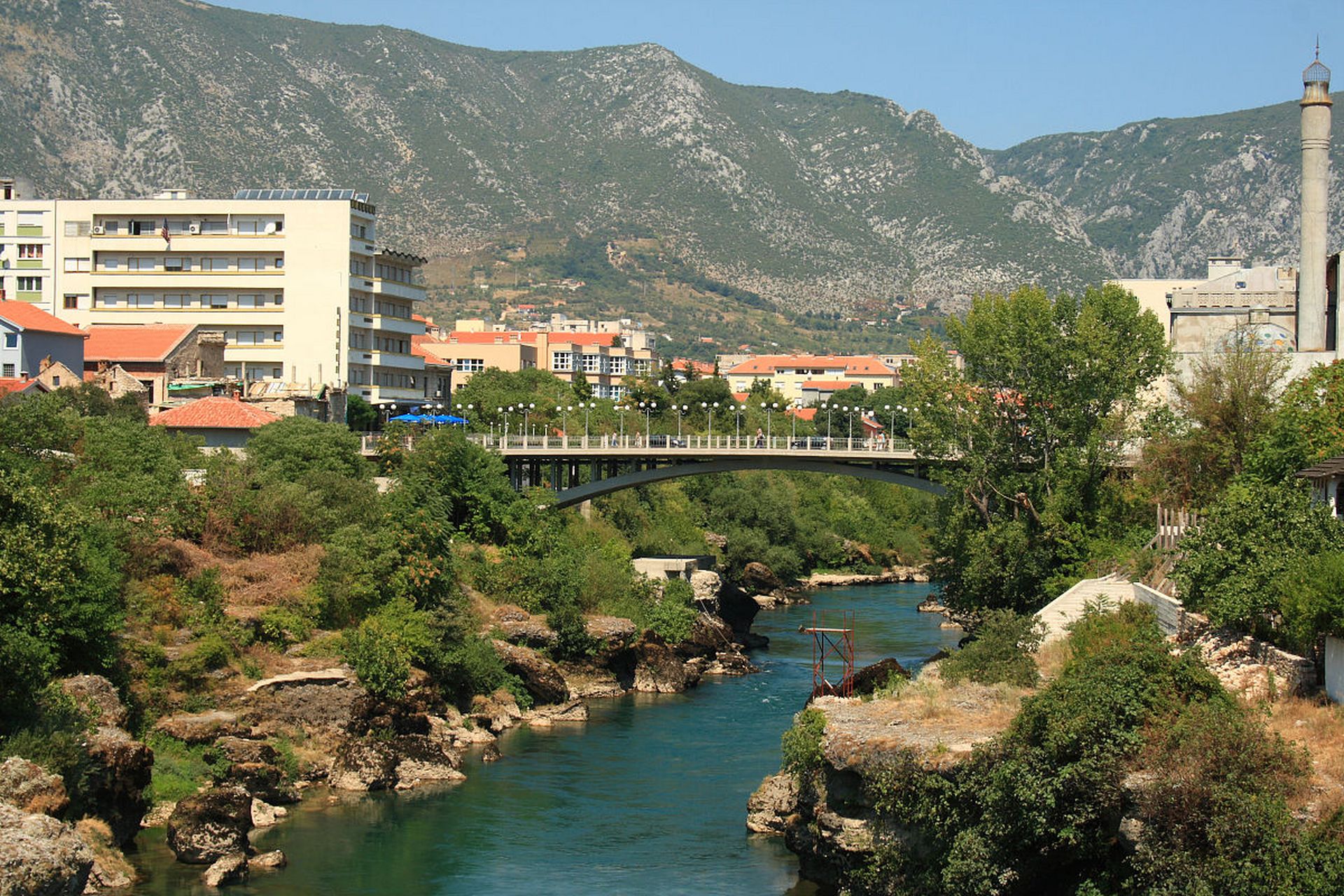 岫岩县位于辽宁省鞍山市,拥有众多美丽的旅游景点,包括千山仙人台