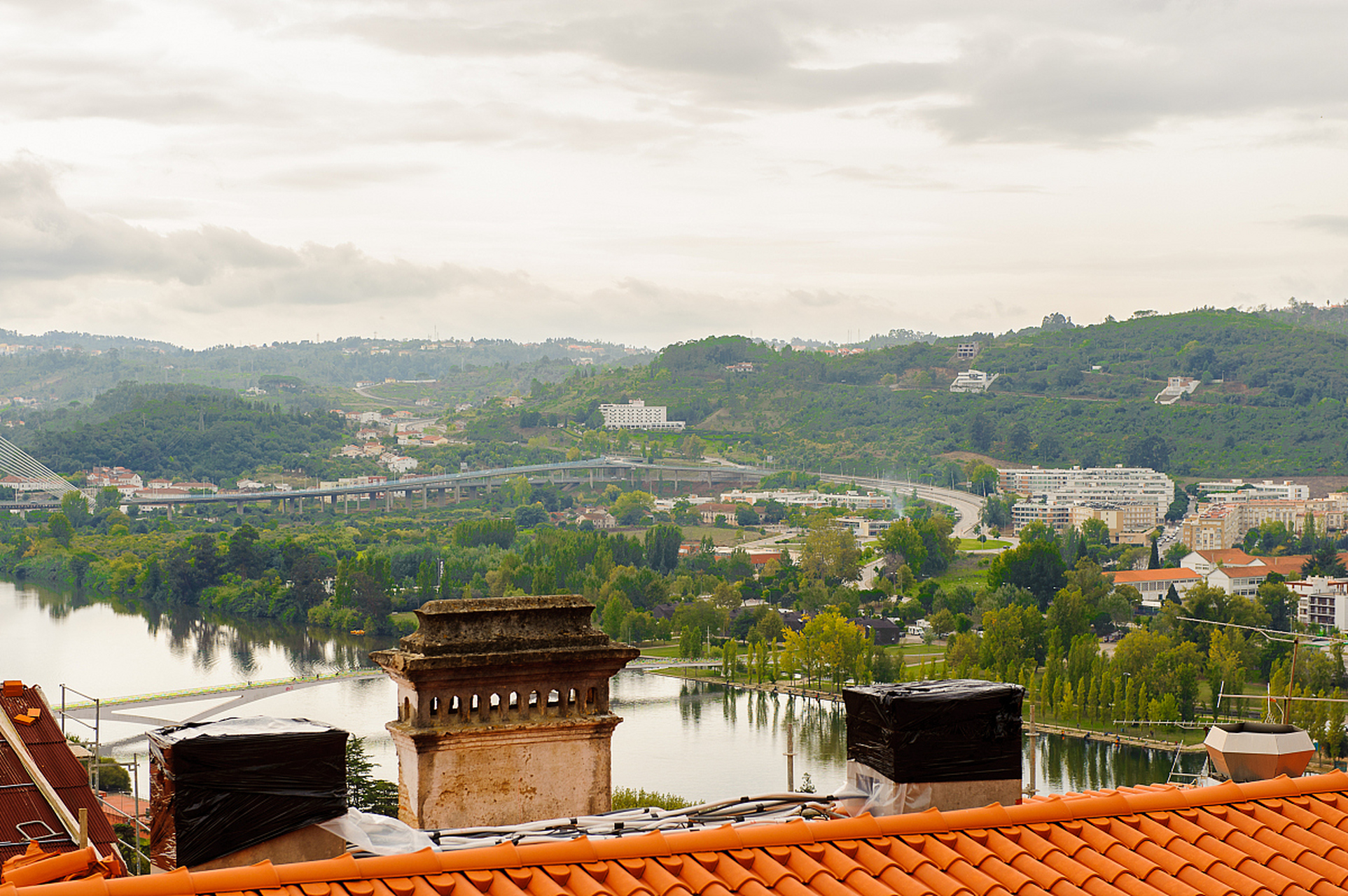 石屏秀山是滇南的名山胜地,拥有悠久历史文化和壮丽自然风光,是探访