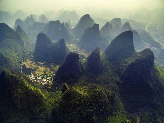 在这石林间,高低起伏