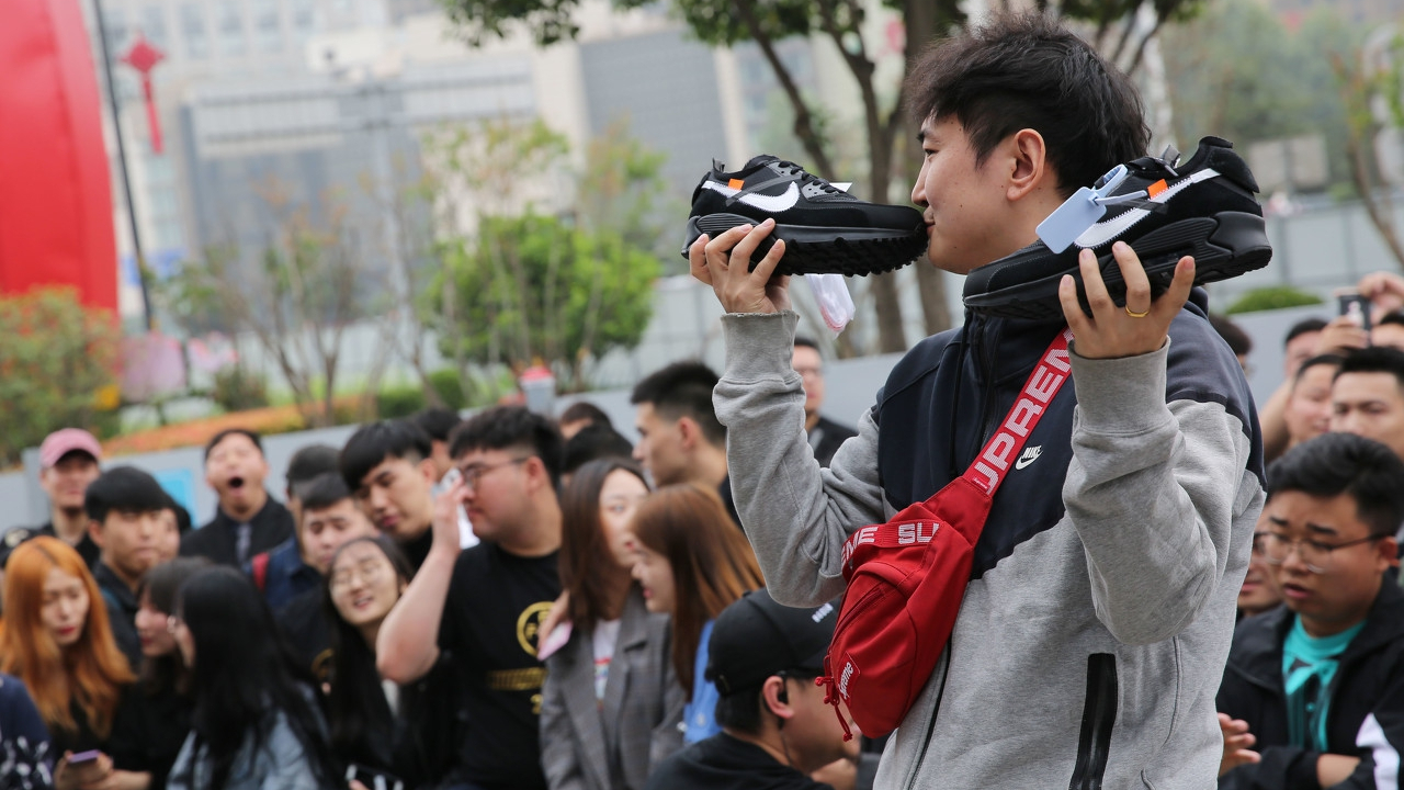 年轻人痴迷炒鞋,通宵排队买鞋可暴涨15倍,比炒股都疯狂