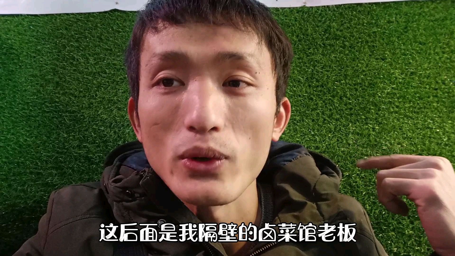 90后小虎菜市场摆摊第2天,下雨天摆摊需要准备些什么东西?
